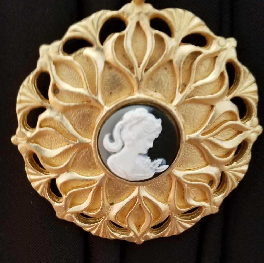 Medallion 2 1/4 necklace